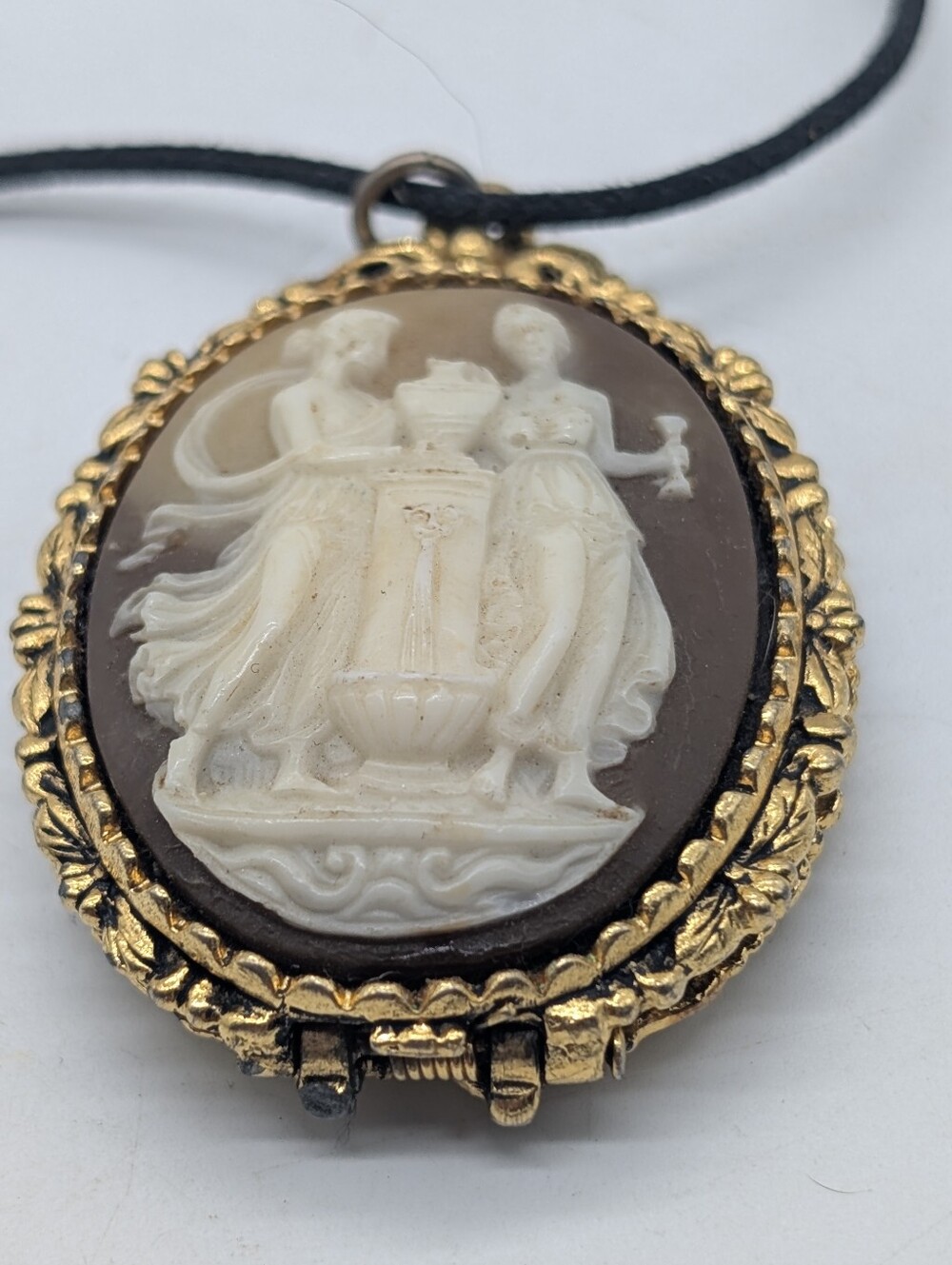 VTG 1970s Max Factor Goddess Cameo Perfume Locket Necklace Fountain
